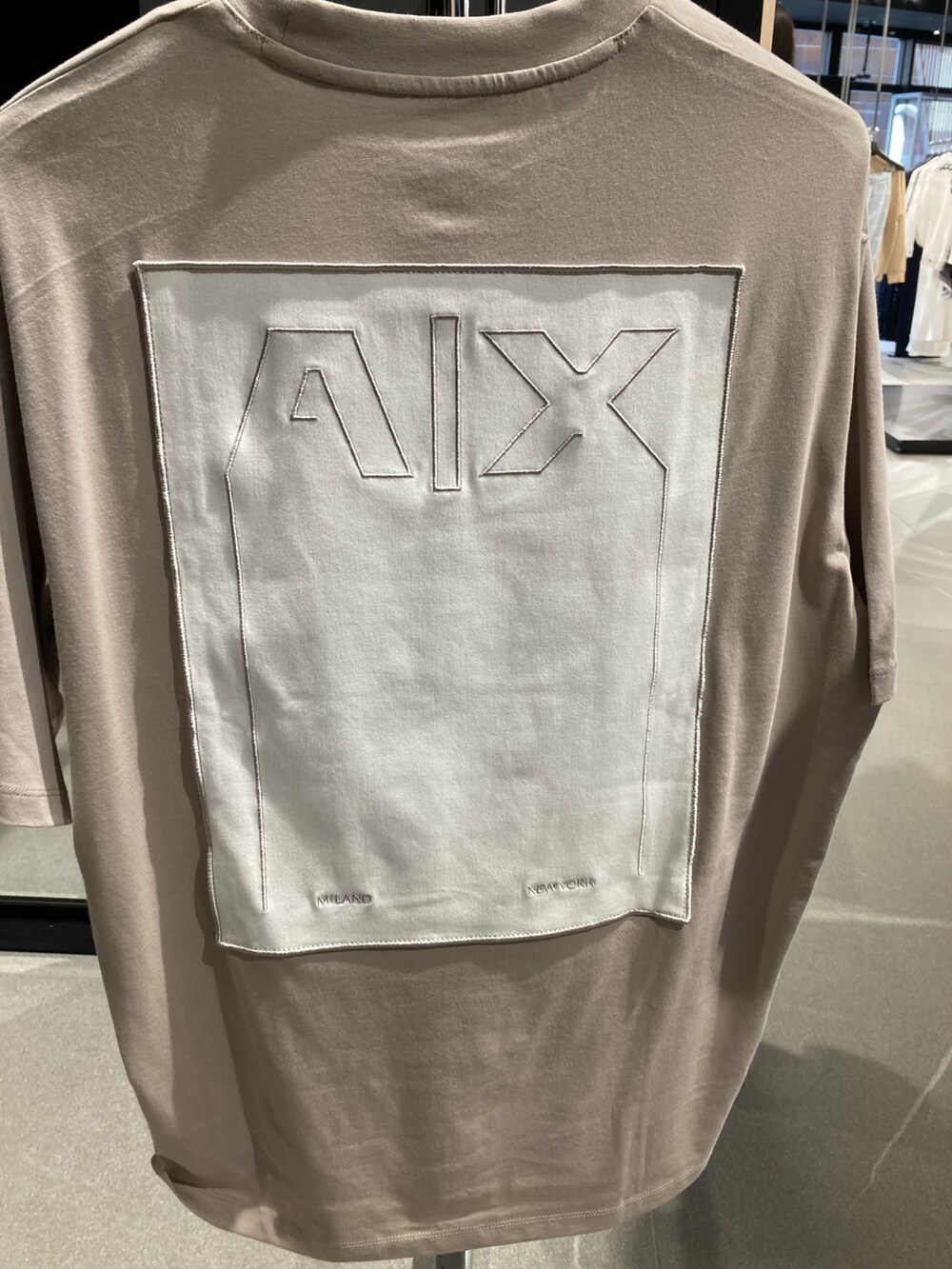 「AXchange、AXchanger、armaniexchange、AXCatStreet、休日スタイル、オトナカジュアル、ベージュ、Tシャツ、オーバーサイズ、ビッグシルエット、バックプリント、スウェット、スウェットパンツ、ショルダーバッグ、ボディバッグ」｜「ARMANI EXCHANGEの【A|X アルマーニ エクスチェンジ】バックロゴパッチ 半袖クルーネックTシャツ/LOOSE（Tシャツ/カットソー、ベージュ系）」を使った、Y. SHOTAROさん（メンズ・163cm）の夏コーディネートの3枚目の写真
