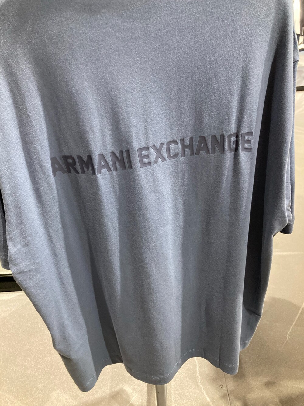 「AXchange、AXchanger、armaniexchange、AXCatStreet、Tシャツ、オーバーサイズ、ビッグシルエット、バックプリント、スウェット、パンツスタイル、スウェットパンツ、スニーカー、ショルダーバッグ、白スニーカー、お出かけコーデ」｜「ARMANI EXCHANGEの【A|X アルマーニ エクスチェンジ】AXロゴ 半袖クルーネックTシャツ/OVER（Tシャツ/カットソー、ブルー系）」を使った、Y. SHOTAROさん（メンズ・163cm）の夏コーディネートの3枚目の写真