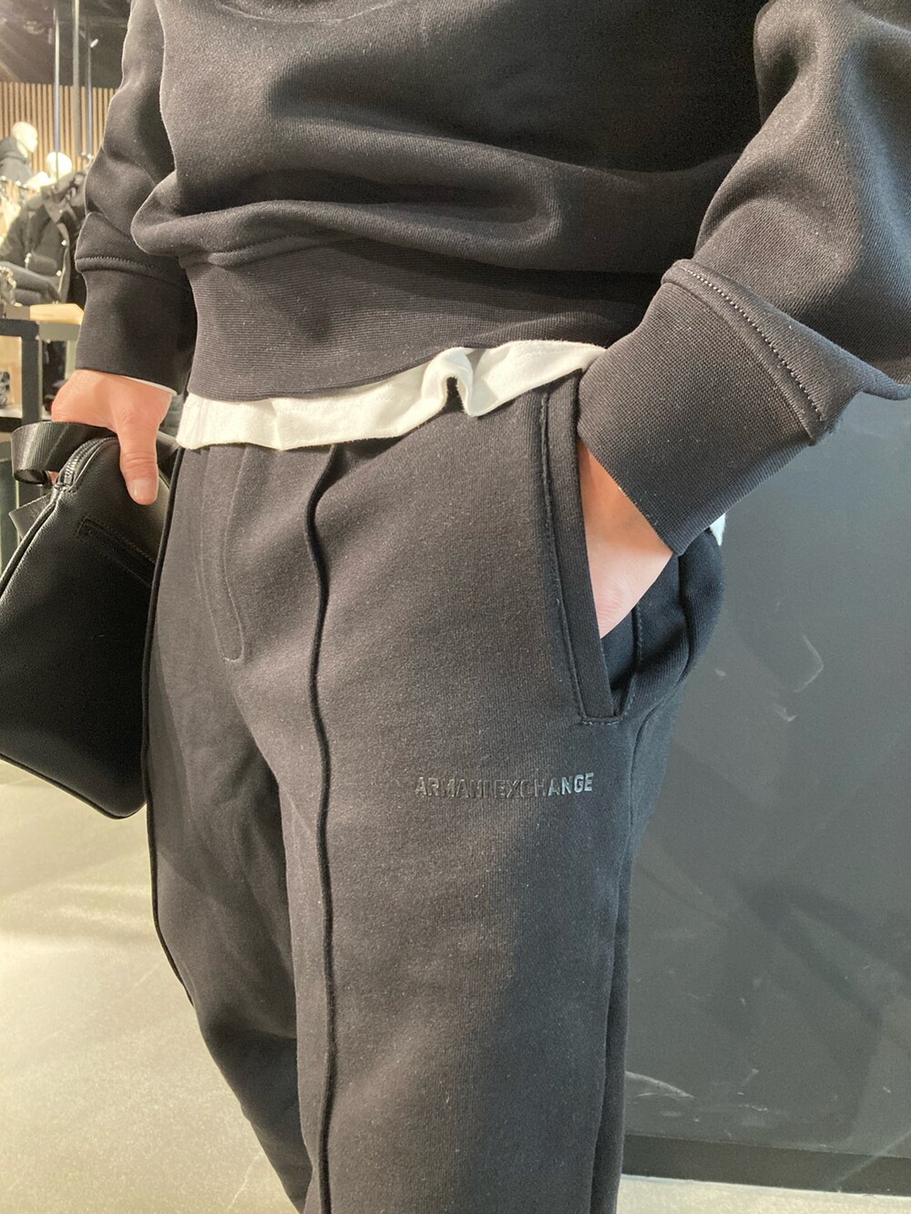 「AXchanger、AXchange、AXCatStreet、armaniexchange、セットアップ、スウェット、フーディー、パーカー、オーバーサイズ、ビッグシルエット、バックプリント、白スニーカー、スニーカー、ダウンジャケット、冬アウター」｜「ARMANI EXCHANGEの【A|X アルマーニ エクスチェンジ】ADE リアルダウンジャケット（ダウンジャケット/コート、ブラック系）」を使った、Y. SHOTAROさん（メンズ・163cm）の冬コーディネートの4枚目の写真