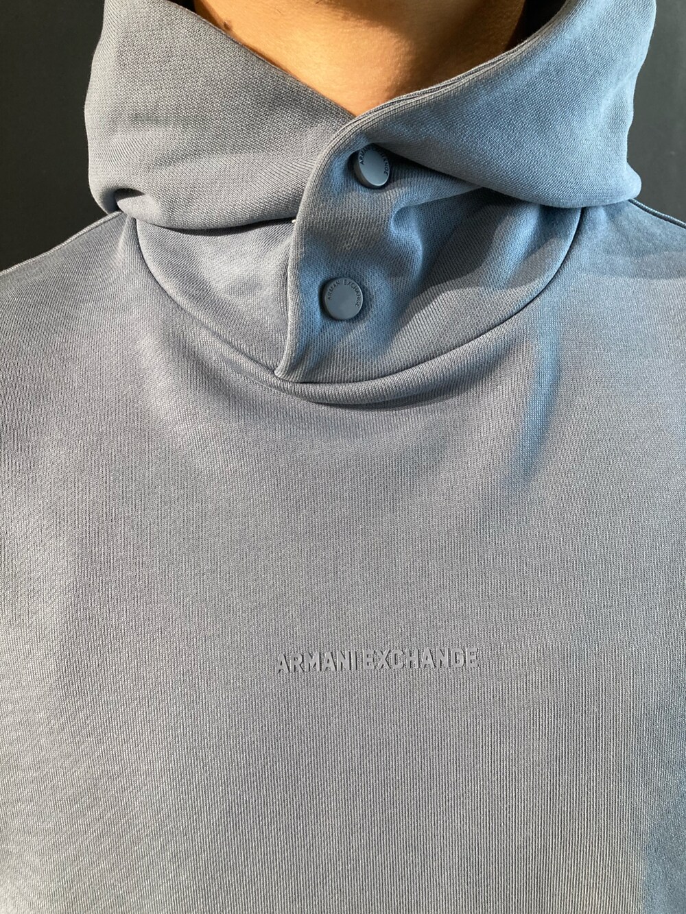 「AXchanger、AXchange、armaniexchange、AXCatStreet、セットアップ、白スニーカー、ジャージ、オーバーサイズ、ビッグシルエット、ショルダーバッグ、メンズコーデ、大人カジュアル、シンプルコーデ」｜「ARMANI EXCHANGEの【A|X アルマーニ エクスチェンジ】AXロゴ　フーデッドスウェットプルオーバー（スウェット、ブルー系）」を使った、Y. SHOTAROさん（メンズ・163cm）の冬コーディネートの4枚目の写真
