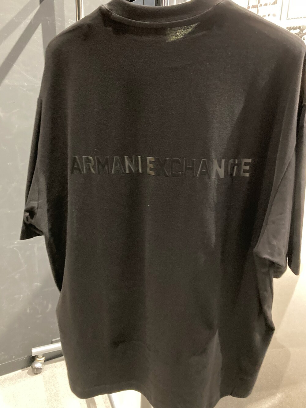 「AXchange、AXchanger、armaniexchange、AXCatStreet、Tシャツ、ブラックコーデ、オーバーサイズ、ビッグシルエット、バックプリント、ボディバッグ、ショルダーバッグ、モノトーン、シンプルコーデ、スウェット、レイヤードスタイル」｜「ARMANI EXCHANGEの【A|X アルマーニ エクスチェンジ】AXロゴ 半袖クルーネックTシャツ/OVER（Tシャツ/カットソー、ブラック系）」を使った、Y. SHOTAROさん（メンズ・163cm）の夏コーディネートの4枚目の写真