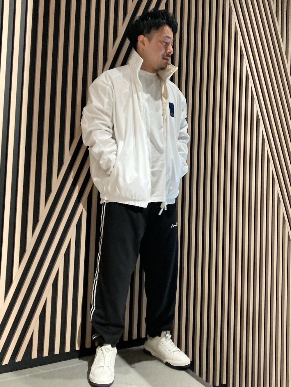 「AXchanger、AXchange、AXCatStreet、armaniexchange、ブルゾン、パンツスタイル、スニーカー、リバーシブル、白Tシャツ、シンプルコーデ、オトナカジュアル」｜「ARMANI EXCHANGEの【A|X アルマーニ エクスチェンジ】AXロゴ リバーシブルブルゾン（ナイロンジャケット、ホワイト系）」を使った、Y. SHOTAROさん（メンズ・163cm）の春コーディネートの2枚目の写真