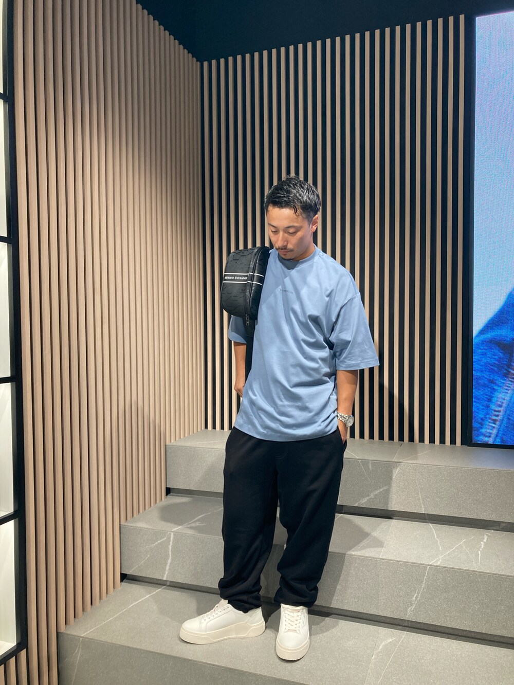 「AXchange、AXchanger、AXCatStreet、armaniexchange、Tシャツ、オーバーサイズ、ビッグシルエット、バックプリント、スウェット、スウェットパンツ、スニーカー、ショルダーバッグ、お出かけコーデ、アツいコーデ全部見せ、シンプル」｜「ARMANI EXCHANGEの【A|X アルマーニ エクスチェンジ】AXロゴ 半袖クルーネックTシャツ/OVER（Tシャツ/カットソー、ブルー系）」を使った、Y. SHOTAROさん（メンズ・163cm）の夏コーディネートの2枚目の写真