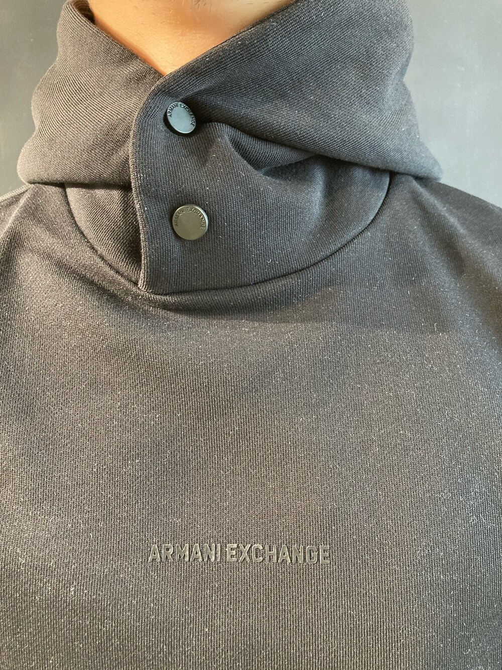 「AXchanger、AXchange、AXCatStreet、armaniexchange、スニーカー、白スニーカー、バックプリント、オーバーサイズ、ビッグシルエット、ショルダーバッグ、セットアップ、モノトーンコーデ、スウェット」｜「ARMANI EXCHANGEの【A|X アルマーニ エクスチェンジ】AXロゴ　フーデッドスウェットプルオーバー（スウェット、ブラック系）」を使った、Y. SHOTAROさん（メンズ・163cm）の冬コーディネートの4枚目の写真