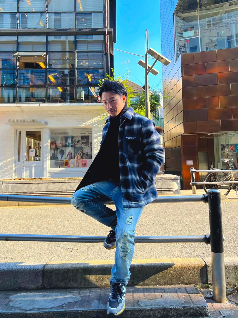 「AXchanger、AXCatStreet、armaniexchange、チェック、ニット、デニム、大人カジュアル、シャツスタイル、シンプルコーデ、秋冬コーデ、秋コーデ、レイヤードスタイル、カジュアル、オーバーサイズ、アウター」｜「ARMANI EXCHANGEの【A|X アルマーニ エクスチェンジ】チェックデザイン　シャツジャケット（その他アウター、ブルー系）」を使った、Y. SHOTAROさん（メンズ・163cm）の秋コーディネートの2枚目の写真
