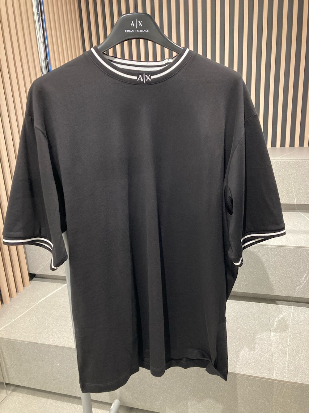 「AXchange、AXchanger、AXCatStreet、armaniexchange、Tシャツ、オーバーサイズ、ビッグシルエット、夏コーデ、スニーカー、モノトーン、ボディバッグ、シンプルコーデ、ショルダーバッグ、シンプル」｜「ARMANI EXCHANGEの【A|X アルマーニ エクスチェンジ】リブロゴ　半袖クルーネックTシャツ/LOOSE（Tシャツ/カットソー、ブラック系）」を使った、Y. SHOTAROさん（メンズ・163cm）の夏コーディネートの2枚目の写真