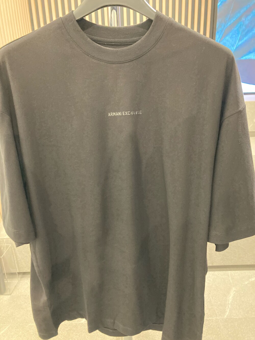 「AXchange、AXchanger、armaniexchange、AXCatStreet、Tシャツ、ブラックコーデ、オーバーサイズ、ビッグシルエット、バックプリント、ボディバッグ、ショルダーバッグ、モノトーン、シンプルコーデ、スウェット、レイヤードスタイル」｜「ARMANI EXCHANGEの【A|X アルマーニ エクスチェンジ】AXロゴ 半袖クルーネックTシャツ/OVER（Tシャツ/カットソー、ブラック系）」を使った、Y. SHOTAROさん（メンズ・163cm）の夏コーディネートの3枚目の写真