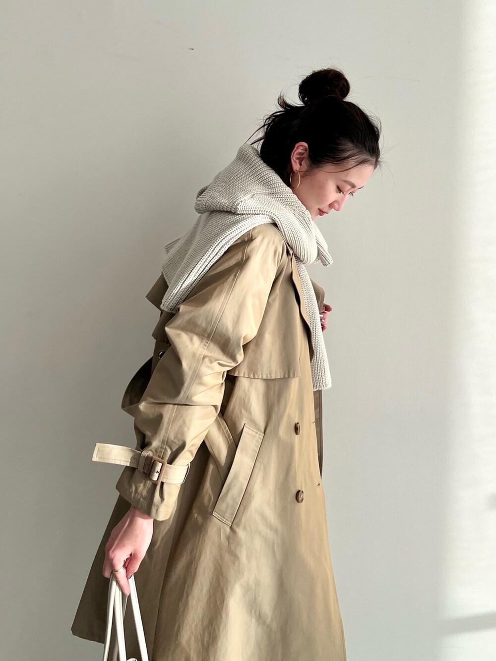 「春のNewスタイル、ピンク、シンプルコーデ、スニーカー、春アウター、大人カジュアル、春色、休日スタイル、淡色コーデ、お花見コーデ、シャツスタイル」|「Demi-Luxe BEAMSのDemi-Luxe BEAMS / ライト トレンチコート(トレンチコート、ベージュ系)」を使った、kaedeさん(レディース・168cm)の春コーディネートの4枚目の写真