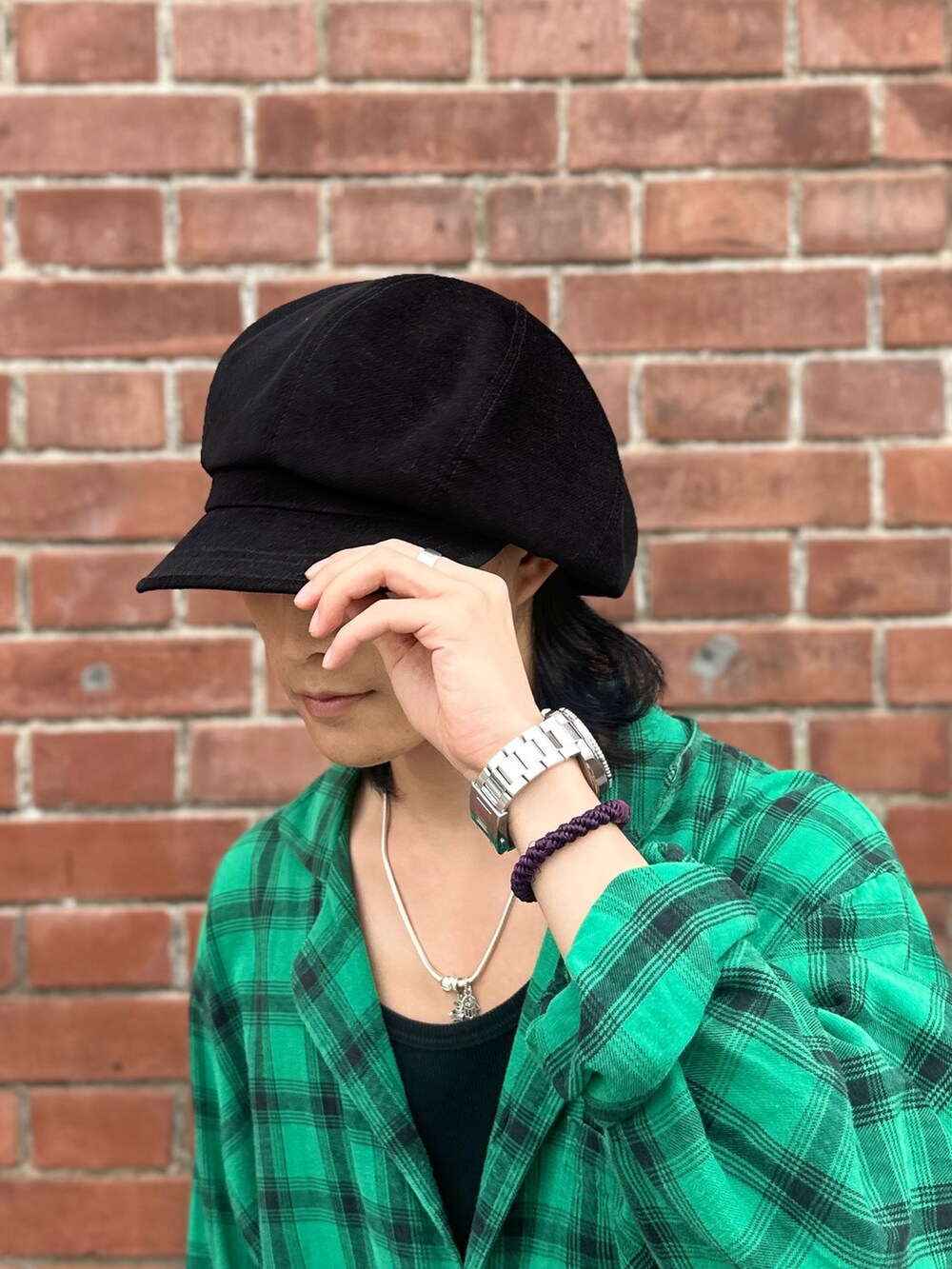 ブラック系のキャスケットを着用したメンズの秋コーディネートの2枚目の写真