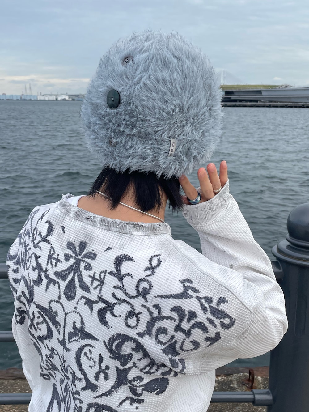 ブルー系のニットキャップ/ビーニーを着用したメンズの秋コーディネートの2枚目の写真