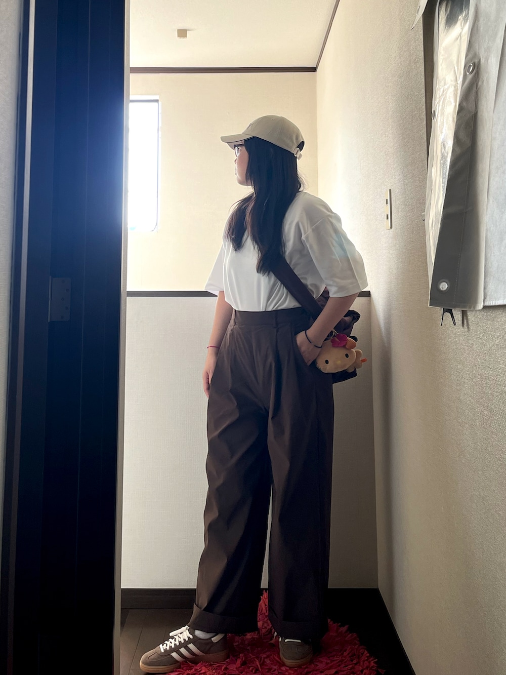 ブラウン系のショルダーバッグ、ブラウン系のスニーカー、ブラウン系のその他パンツを着用したレディースの夏コーディネートの2枚目の写真