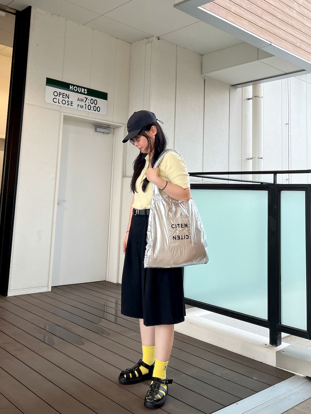 「バミューダパンツ、モード、CITEN、ユニクロ、GU」｜「GUのアイテム（サンダル、ブラック系）」を使った、napoblackさん（骨格ウェーブ・レディース・158cm）の夏コーディネートの2枚目の写真