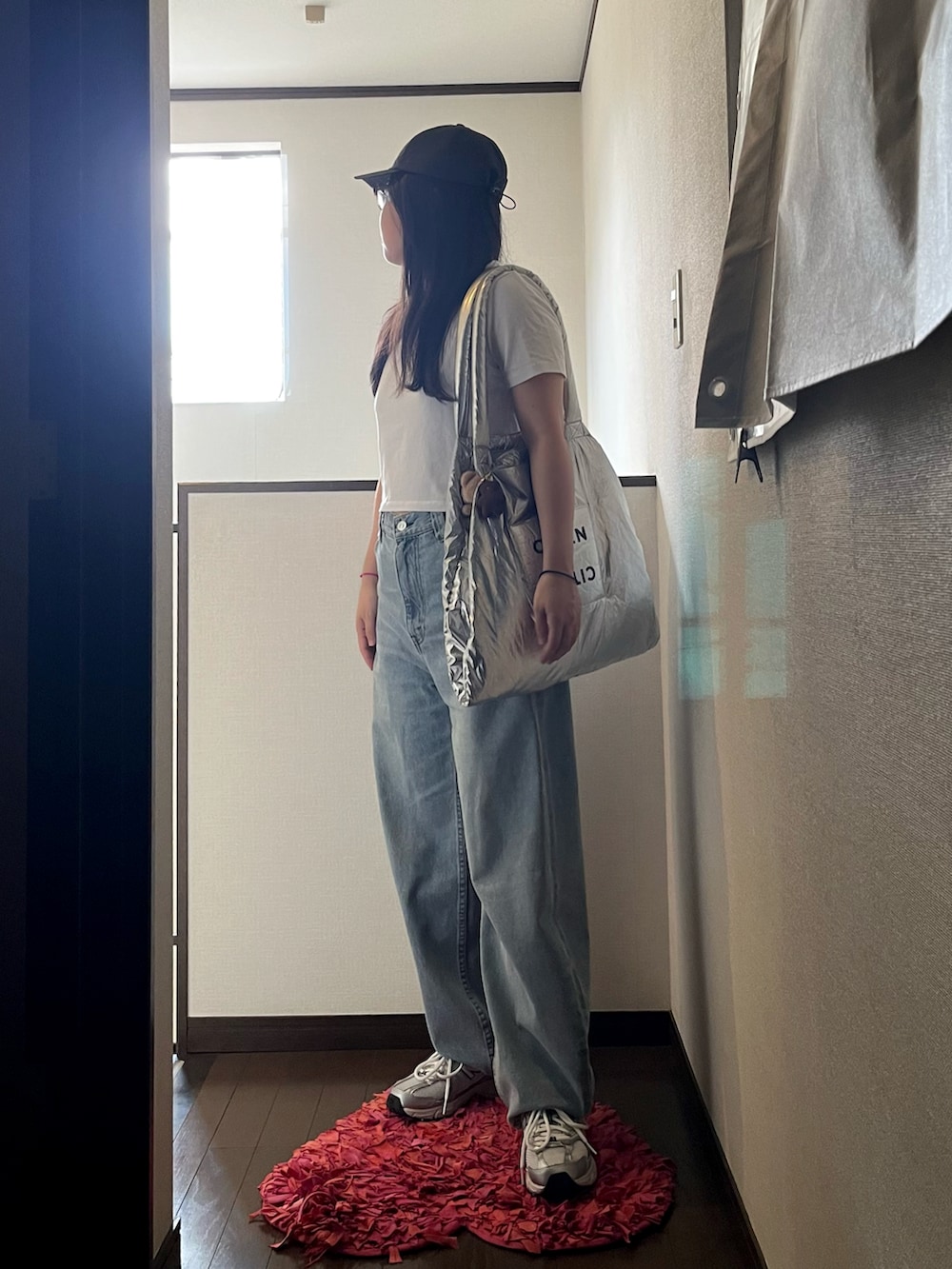 「夏ルックで気分アップ、デニム、シンプルコーデ、CITEN、New Balance、ニューバランス、ニューバランス530」｜「CITENの＜CITEN＞3Dエンブロイダリーキャップ（キャップ、ブラック系）」を使った、napoblackさん（骨格ウェーブ・レディース・158cm）の夏コーディネートの2枚目の写真