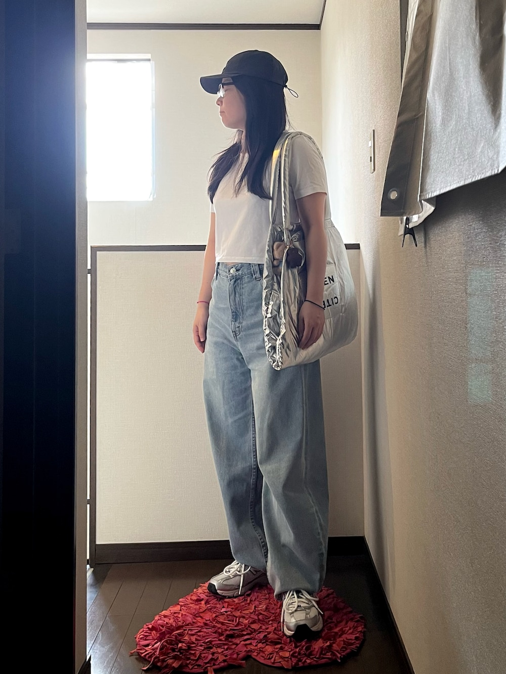 「夏ルックで気分アップ、デニム、シンプルコーデ、CITEN、New Balance、ニューバランス、ニューバランス530」｜「CITENの＜CITEN＞3Dエンブロイダリーキャップ（キャップ、ブラック系）」を使った、napoblackさん（骨格ウェーブ・レディース・158cm）の夏コーディネートの3枚目の写真