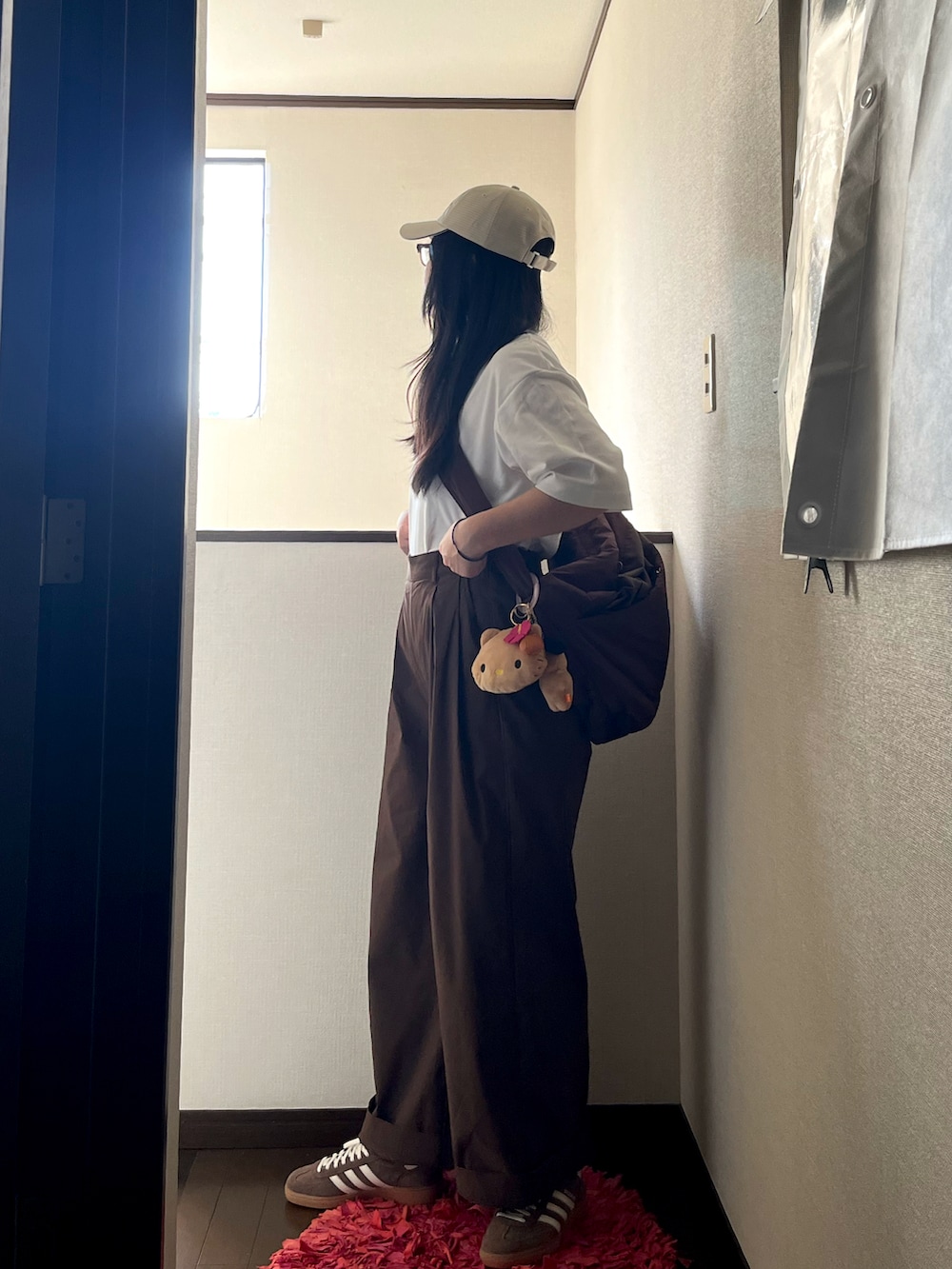 ブラウン系のショルダーバッグ、ブラウン系のスニーカー、ブラウン系のその他パンツを着用したレディースの夏コーディネートの4枚目の写真