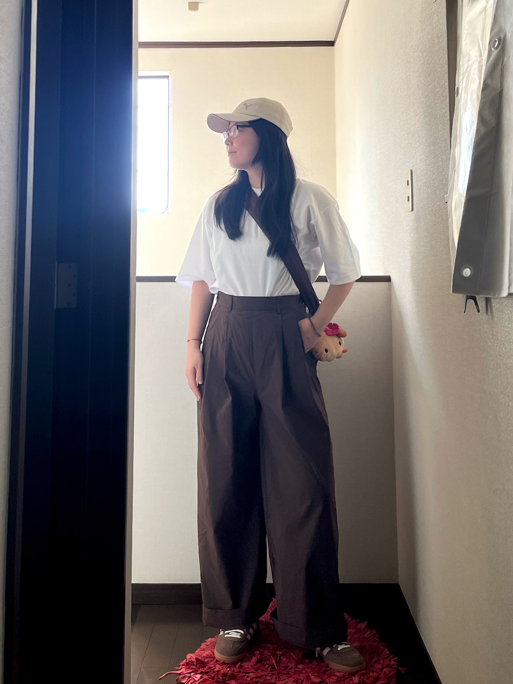 ブラウン系のショルダーバッグ、ブラウン系のスニーカー、ブラウン系のその他パンツを着用したレディースの夏コーディネートの3枚目の写真