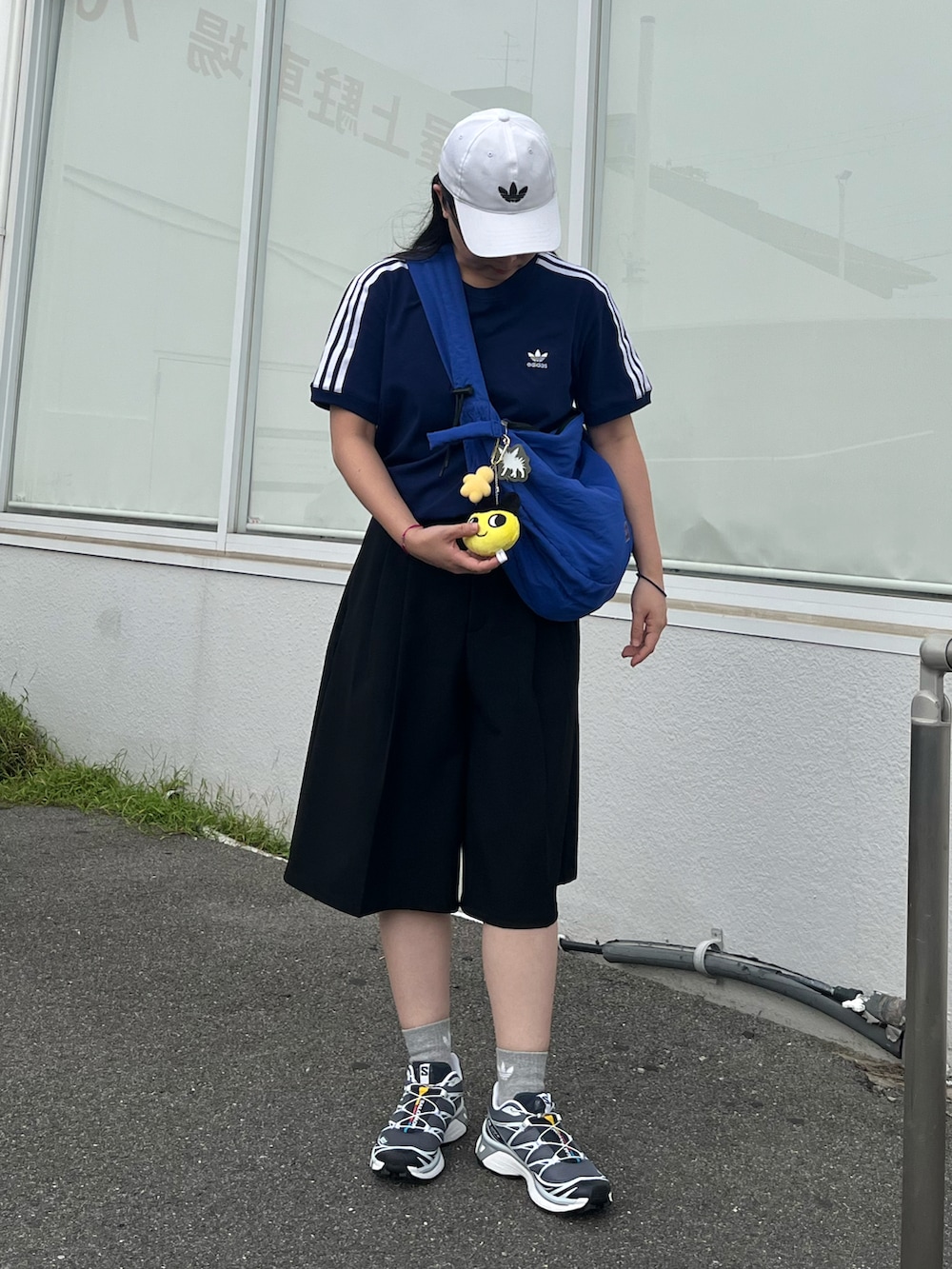 ブルー系のTシャツ/カットソー、ブラック系のパンツ、グレー系のスニーカーを着用したレディースの秋コーディネートの2枚目の写真