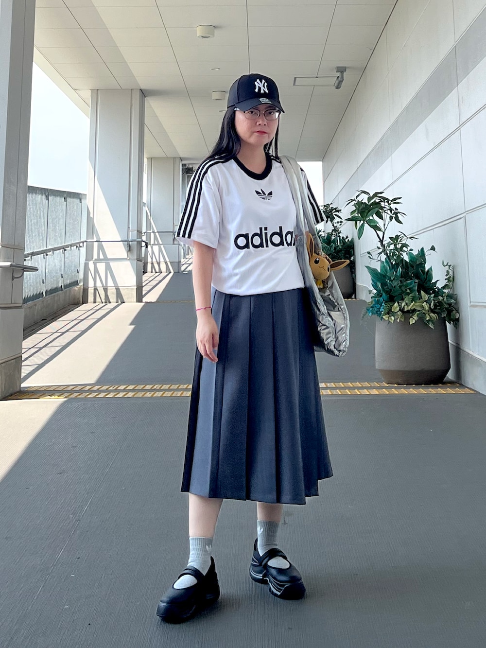 ホワイト系のTシャツ/カットソー、シルバー系のトートバッグ、ブラック系のバレエシューズを着用したレディースの夏コーディネートの3枚目の写真