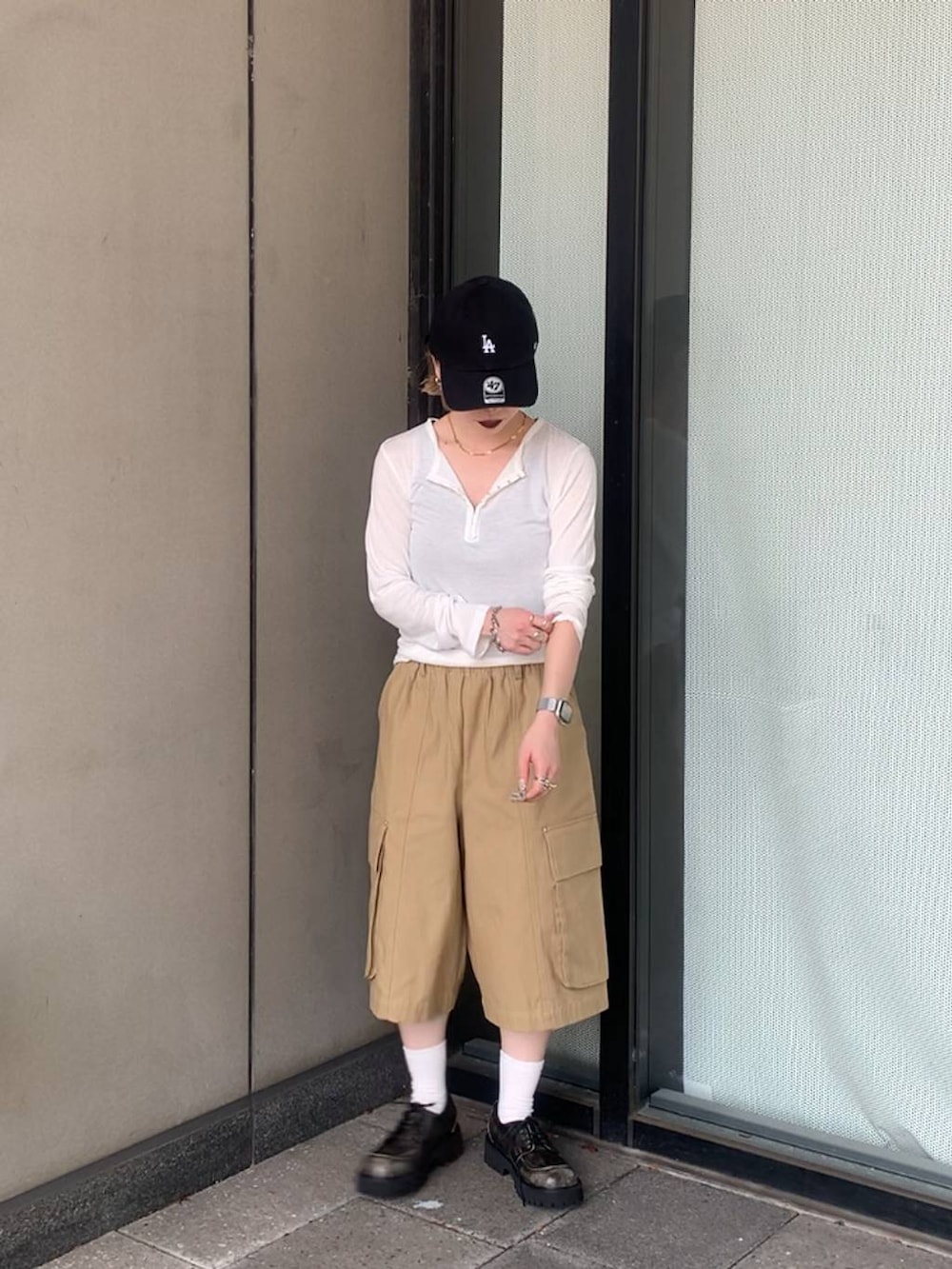「低身長、カジュアル、個性派、JEANASIS、ジーナシスト_JEANASIS、ハーフパンツ、シアートップス、ロンT、キャップ、ローファー、秋コーデ、秋冬新作、秋服準備はじめました」｜「JEANASISのフラップポケットハーフパンツ/576400（カーゴパンツ、ベージュ系）」を使った、yuki1gouさん（レディース・152cm）の夏コーディネートの3枚目の写真