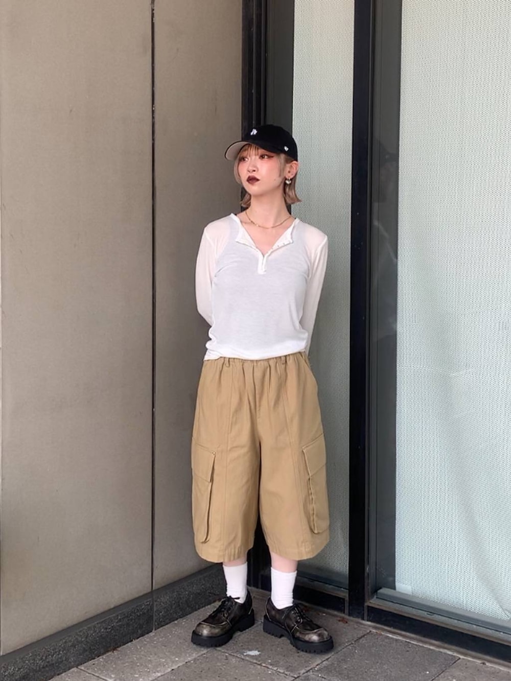 「低身長、カジュアル、個性派、JEANASIS、ジーナシスト_JEANASIS、ハーフパンツ、シアートップス、ロンT、キャップ、ローファー、秋コーデ、秋冬新作、秋服準備はじめました」｜「JEANASISのフラップポケットハーフパンツ/576400（カーゴパンツ、ベージュ系）」を使った、yuki1gouさん（レディース・152cm）の夏コーディネートの2枚目の写真