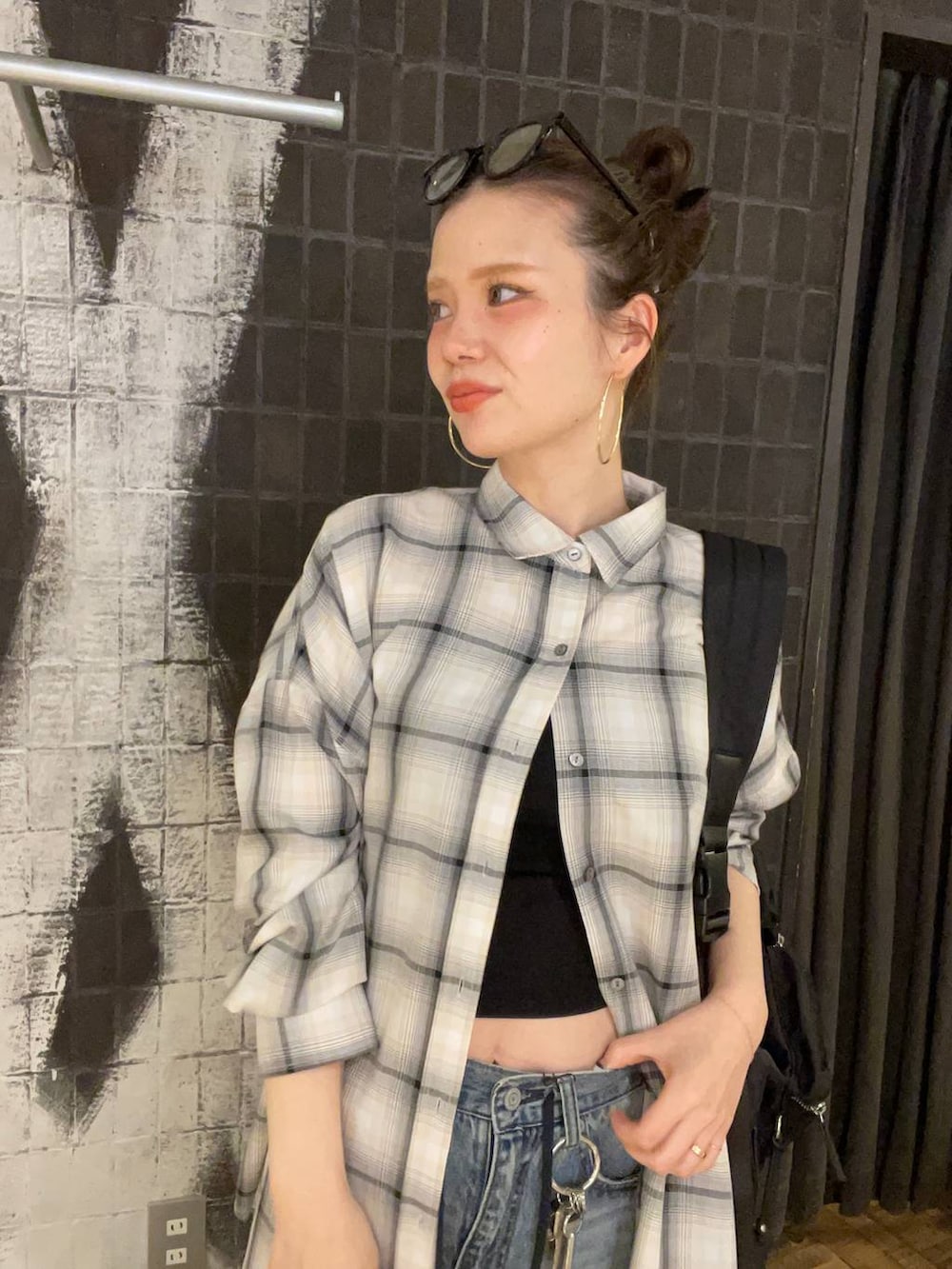 ブラック系のショルダーバッグ、ホワイト系のシャツ/ブラウス、ブラック系のキャミソールを着用したレディースの春コーディネートの5枚目の写真