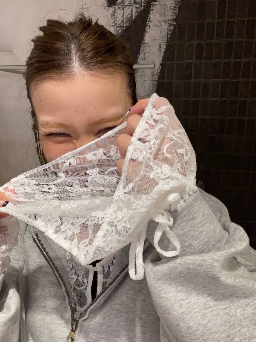 ホワイト系のシャツ/ブラウス、グリーン系のトートバッグ、ブラック系のスカートを着用したレディースの春コーディネートの4枚目の写真