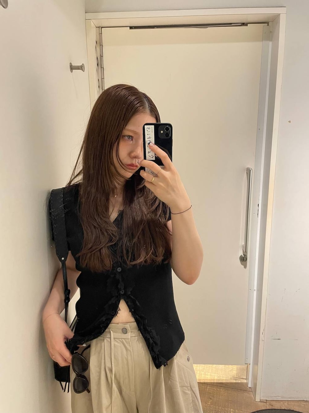 ベージュ系のその他パンツ、ブラック系のショルダーバッグ、ブラック系のサンダルを着用したレディースの夏コーディネートの7枚目の写真