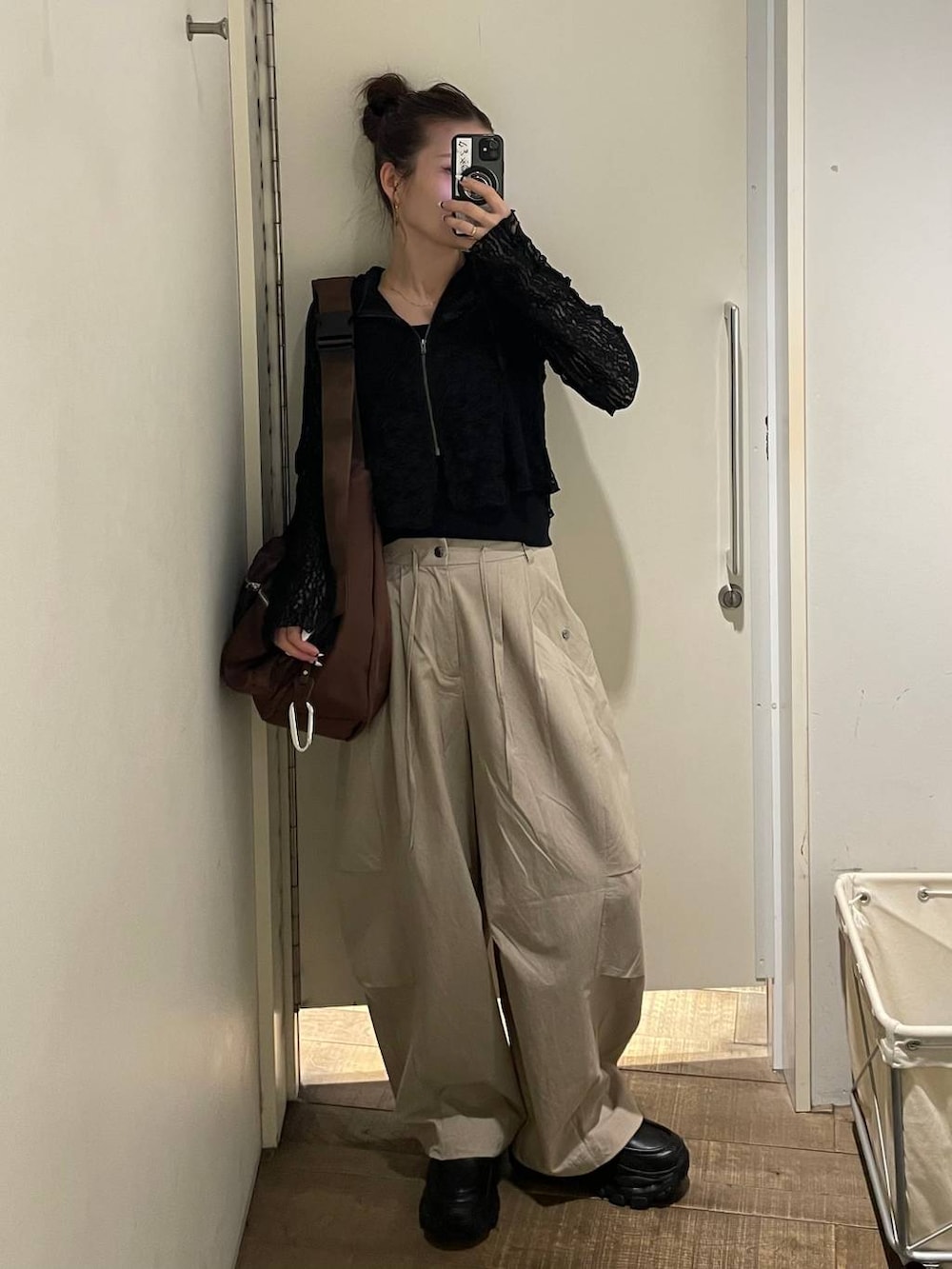 ブラウン系のショルダーバッグ、ブラック系のローファー、ベージュ系のその他パンツを着用したレディースの春コーディネートの4枚目の写真