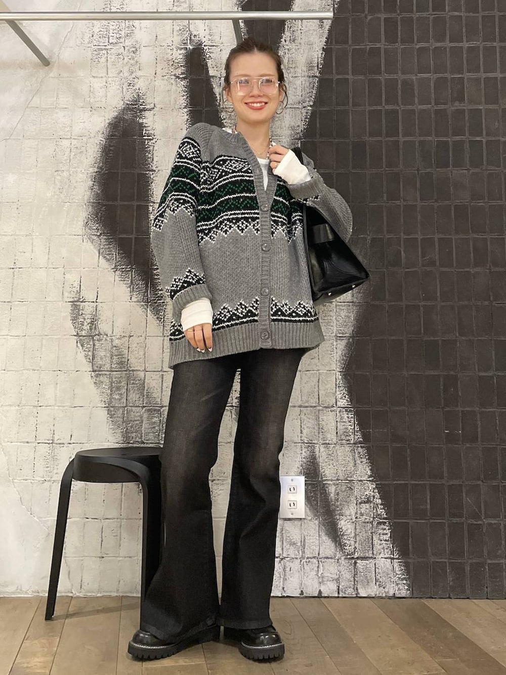 ホワイト系のTシャツ/カットソー、ブラック系のローファー、ブラック系のショルダーバッグを着用したレディースの秋コーディネートの3枚目の写真