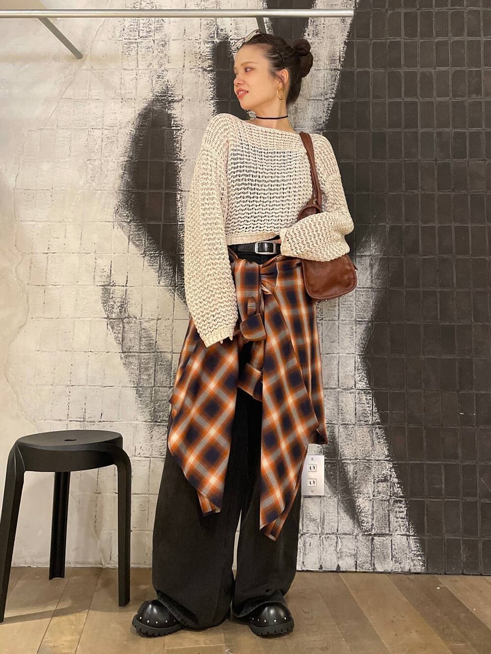 ブラウン系のシャツ/ブラウス、グレー系のデニムパンツ、ブラック系のサンダルを着用したレディースの秋コーディネートの6枚目の写真