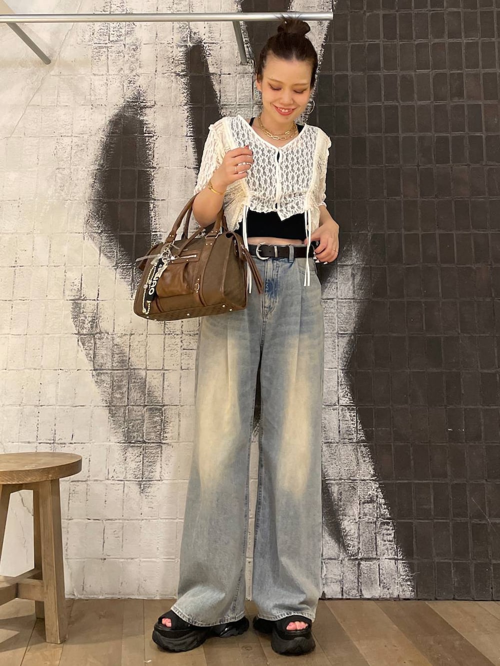 「着痩せ・細見え、体型カバー、ベーシック/シンプル、ママコーデ、ジーナシスト_JEANASIS、オーバーサイズ、デニムパンツ、バッグ、サンダル、パンツ、春夏コーデ、夏コーデ」｜「JEANASISのYラインロングチェーンネックレス/290385（ネックレス、ゴールド系）」を使った、AI_YOSHIHARAさん（レディース・165cm）の夏コーディネートの7枚目の写真
