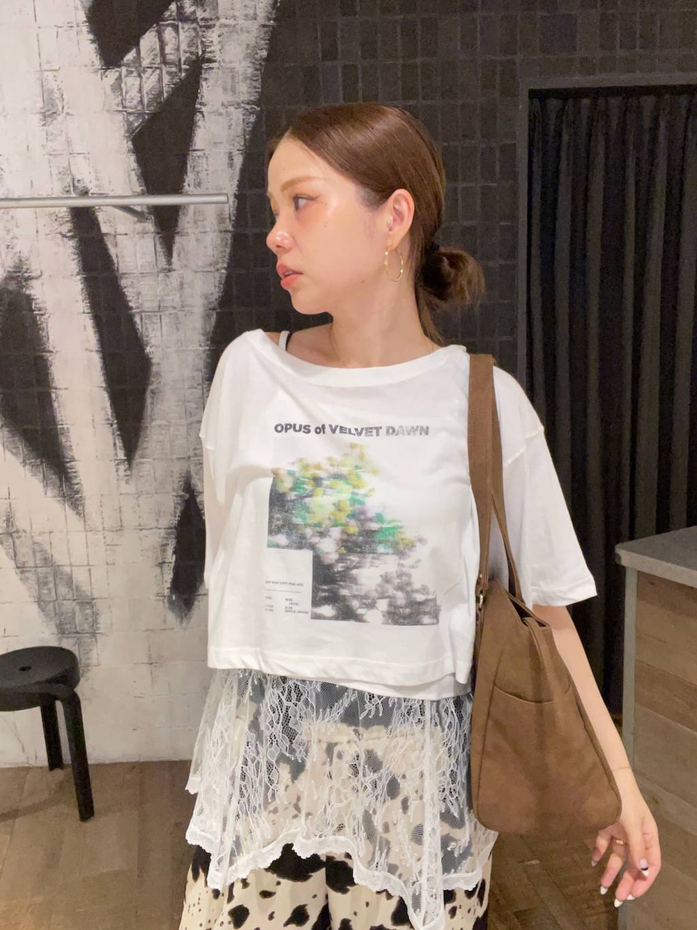 ベージュ系のその他パンツ、ブラウン系のトートバッグ、ブラック系のサンダルを着用したレディースの夏コーディネートの3枚目の写真