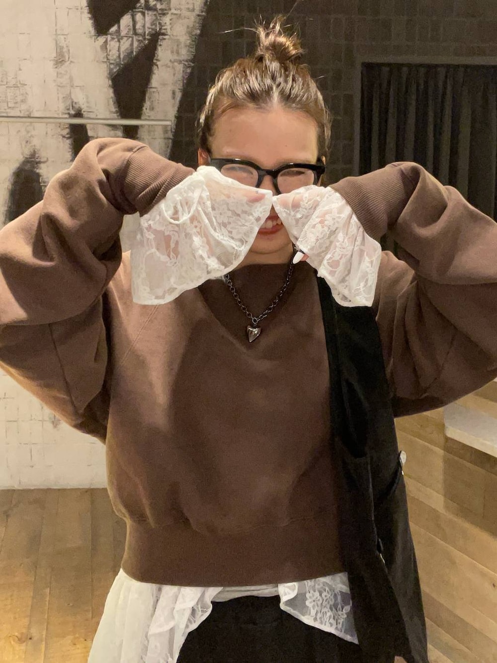 ブラック系のローファー、ブラウン系のスウェット、ブラック系のトートバッグを着用したレディースの冬コーディネートの5枚目の写真