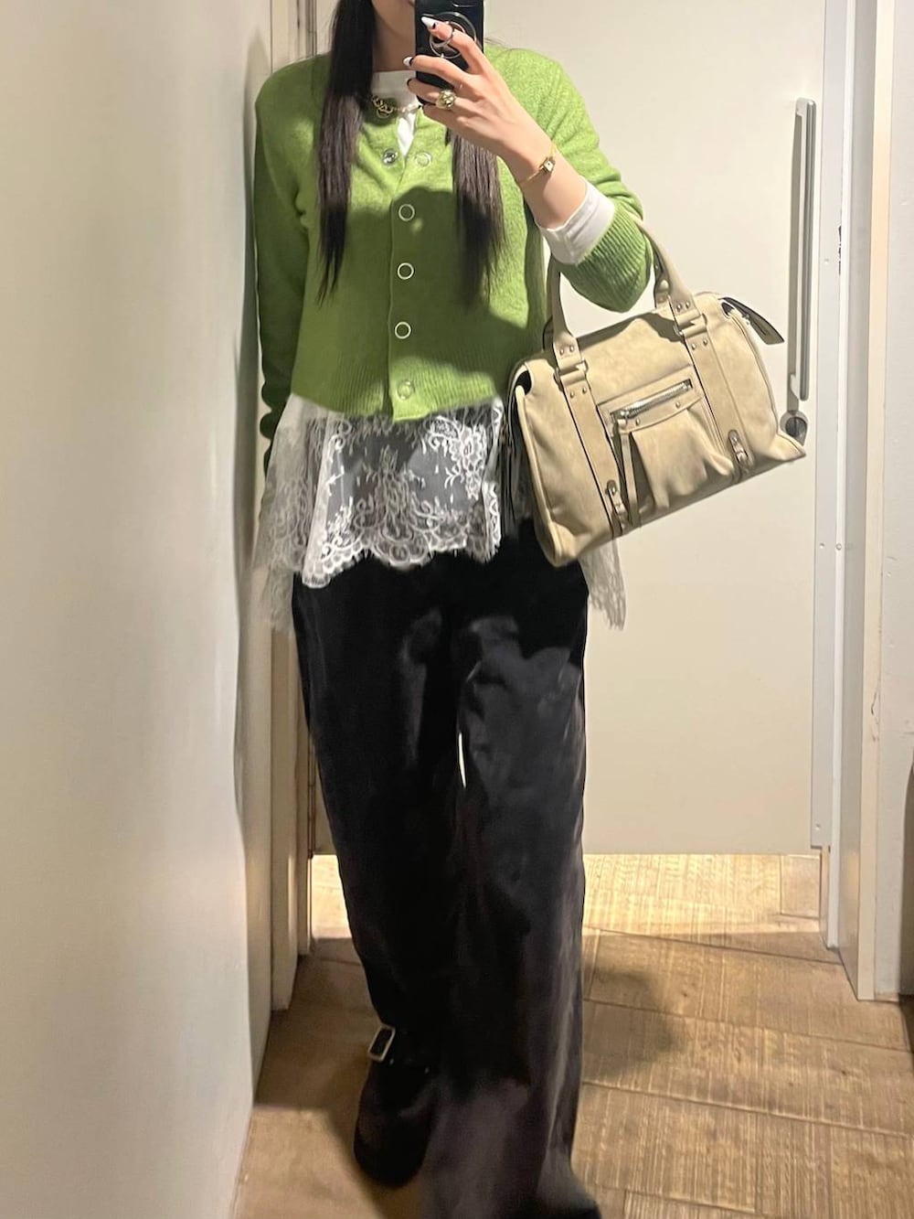 ベージュ系のボストンバッグ、ブラック系のその他シューズ、ホワイト系のTシャツ/カットソーを着用したレディースの冬コーディネートの2枚目の写真