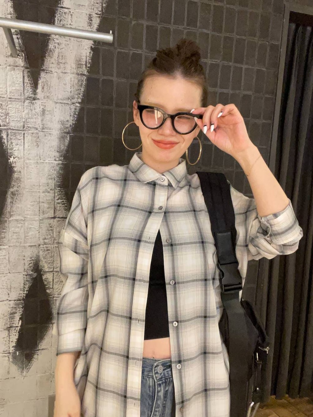 ブラック系のショルダーバッグ、ホワイト系のシャツ/ブラウス、ブラック系のキャミソールを着用したレディースの春コーディネートの7枚目の写真