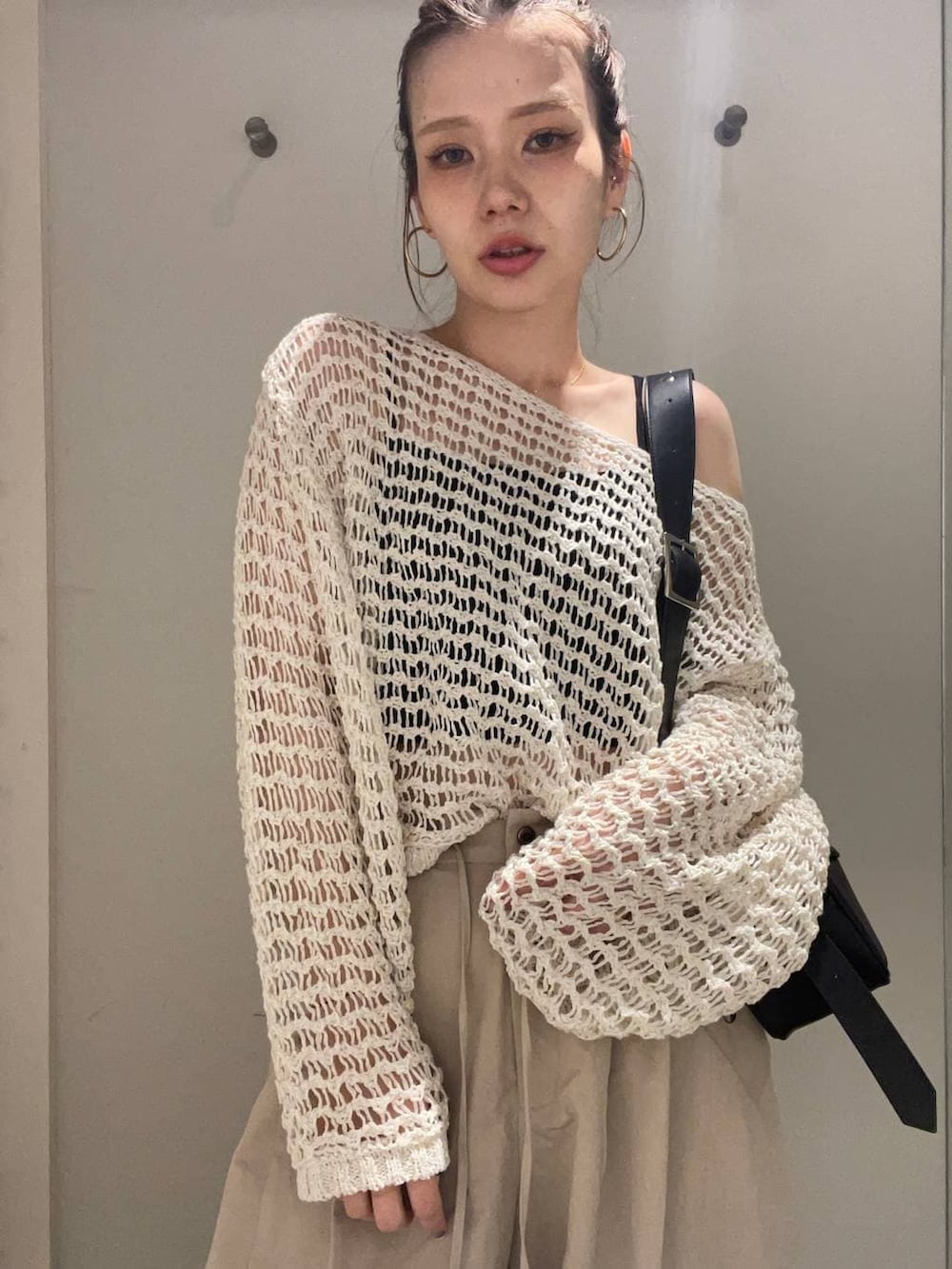 ブラック系のキャミソール、ブラック系のボストンバッグ、ブラック系のモカシン/デッキシューズを着用したレディースの春コーディネートの7枚目の写真