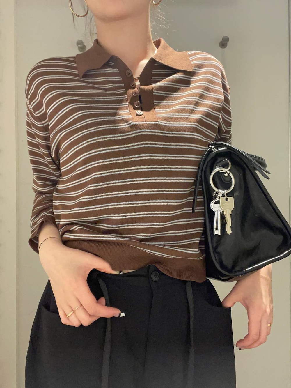 ブラック系のローファー、ブラック系のボストンバッグ、ブラック系のスラックスを着用したレディースの春コーディネートの5枚目の写真