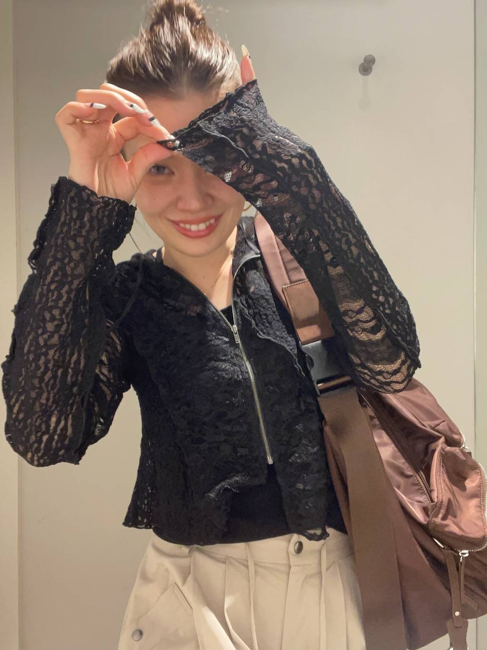 ブラウン系のショルダーバッグ、ブラック系のローファー、ベージュ系のその他パンツを着用したレディースの春コーディネートの5枚目の写真