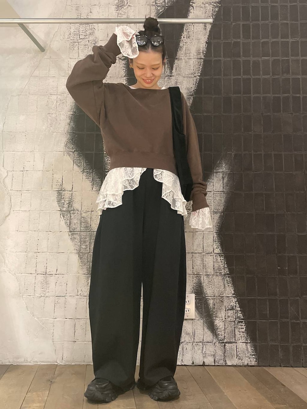 ブラック系のローファー、ブラウン系のスウェット、ブラック系のトートバッグを着用したレディースの冬コーディネートの8枚目の写真