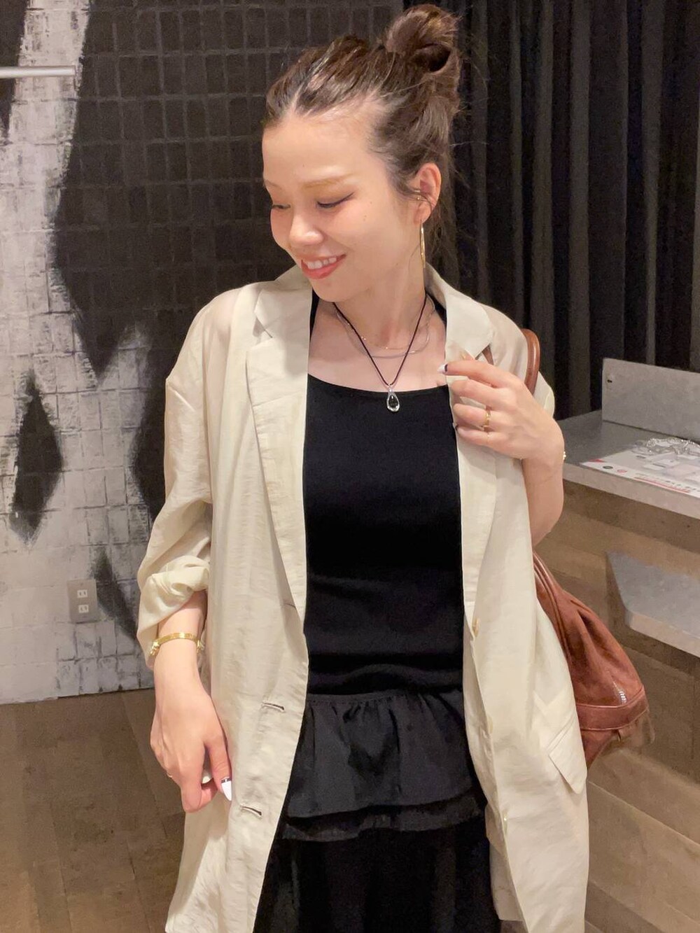 その他のサンダル、ブラウン系のボストンバッグ、ブラック系のその他パンツを着用したレディースの夏コーディネートの4枚目の写真