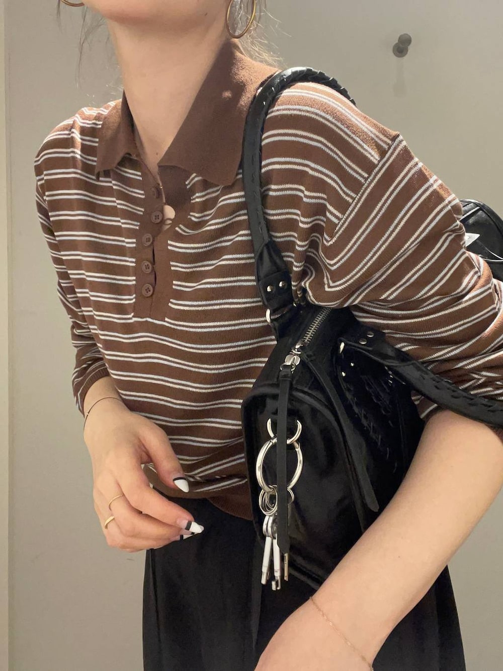 ブラック系のローファー、ブラック系のボストンバッグ、ブラック系のスラックスを着用したレディースの春コーディネートの3枚目の写真