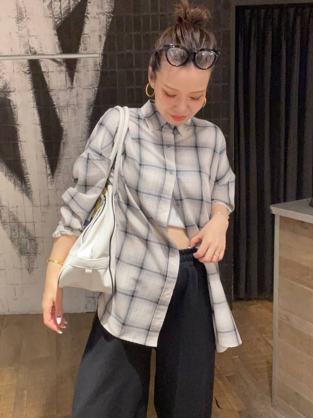 ホワイト系のシャツ/ブラウス、ブラック系のサンダル、ホワイト系のタンクトップを着用したレディースの夏コーディネートの3枚目の写真