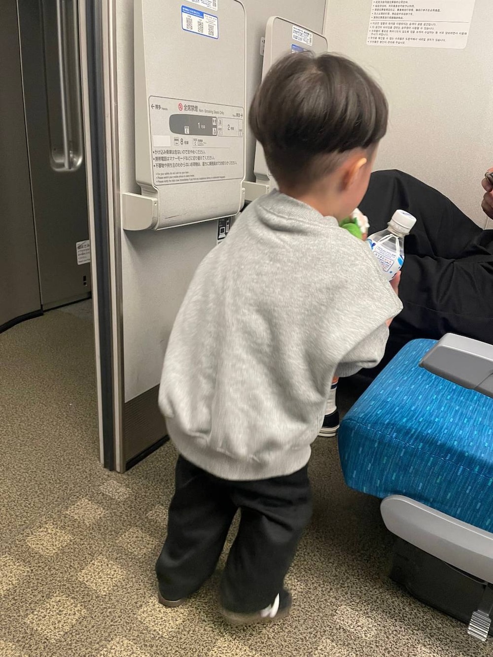 グレー系のスウェットを着用したレディースの冬コーディネートの3枚目の写真