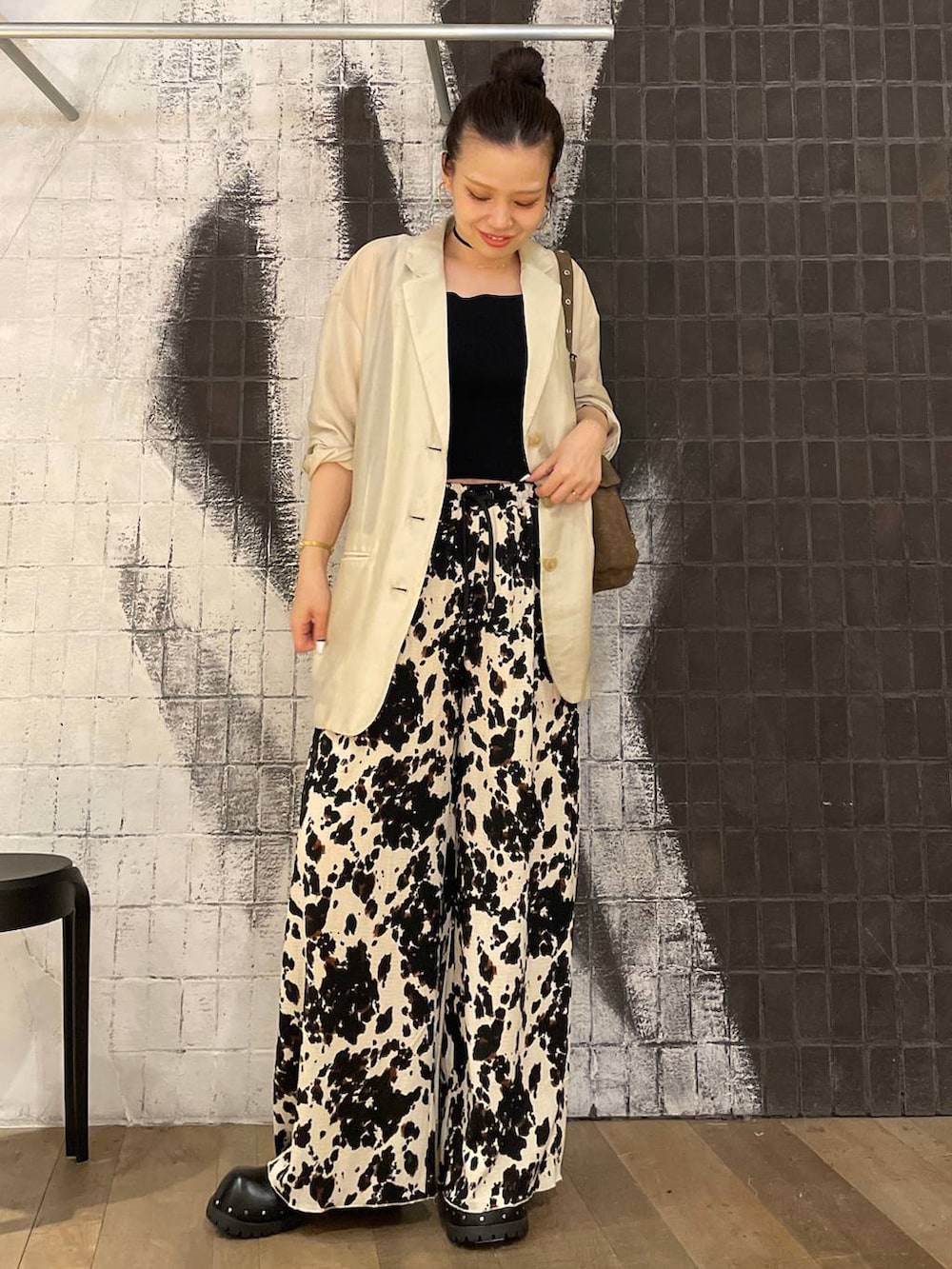 ブラウン系のショルダーバッグ、ブラック系のサンダル、ベージュ系のその他パンツを着用したレディースの秋コーディネートの2枚目の写真