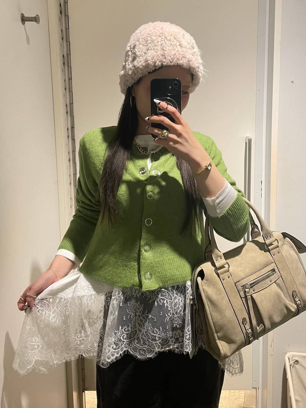 ベージュ系のボストンバッグ、ブラック系のその他シューズ、ホワイト系のTシャツ/カットソーを着用したレディースの冬コーディネートの3枚目の写真