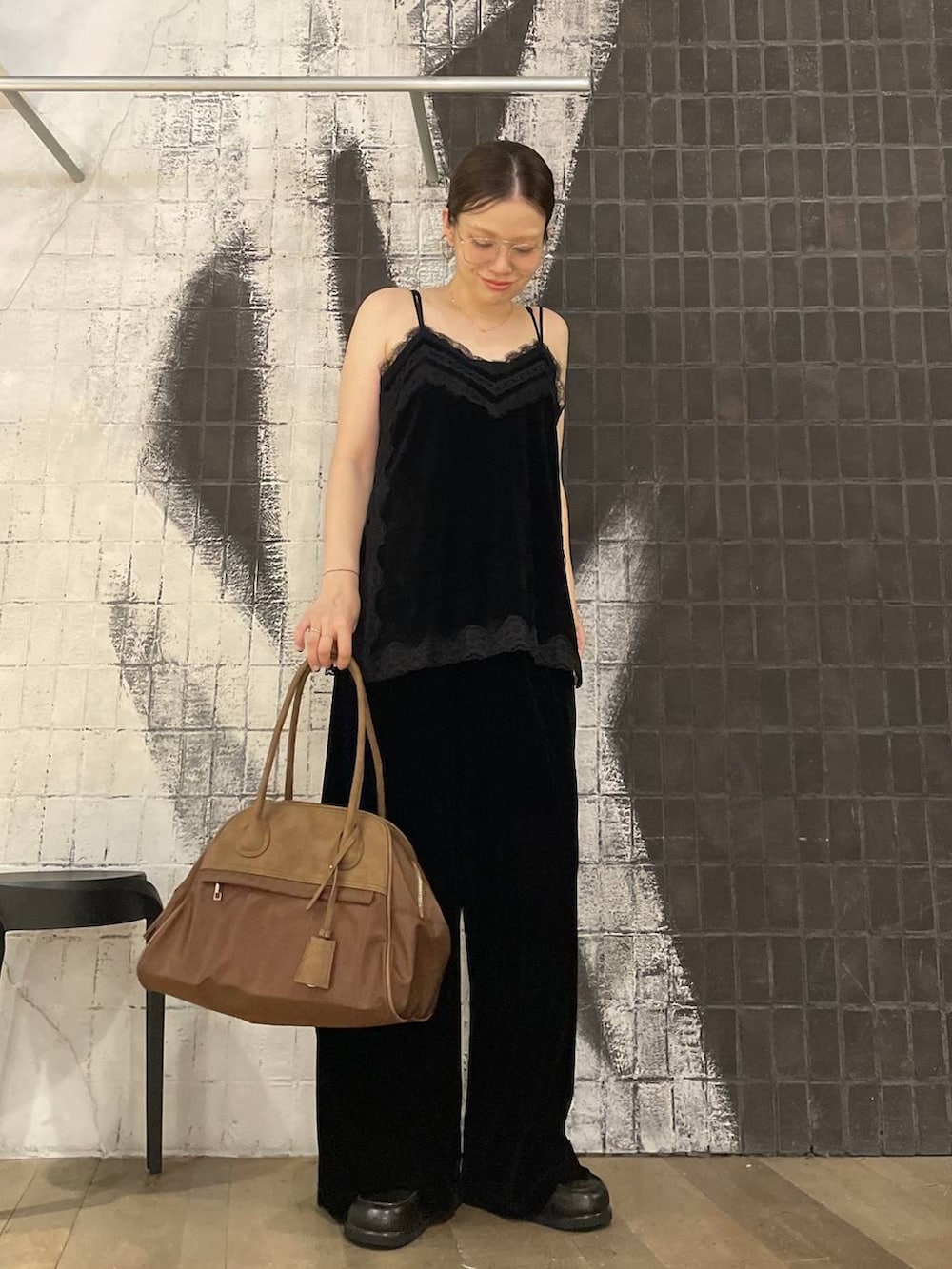 ブラック系のその他パンツ、ブラウン系のボストンバッグ、ブラック系のキャミソールを着用したレディースの夏コーディネートの3枚目の写真