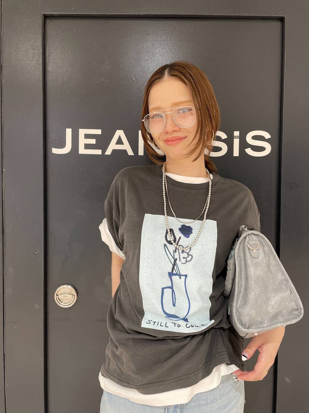 ホワイト系のTシャツ/カットソー、グレー系のTシャツ/カットソー、ブルー系のボストンバッグを着用したレディースの夏コーディネートの5枚目の写真