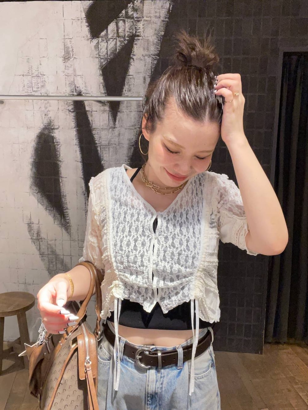 「着痩せ・細見え、体型カバー、ベーシック/シンプル、ママコーデ、ジーナシスト_JEANASIS、オーバーサイズ、デニムパンツ、バッグ、サンダル、パンツ、春夏コーデ、夏コーデ」｜「JEANASISのYラインロングチェーンネックレス/290385（ネックレス、ゴールド系）」を使った、AI_YOSHIHARAさん（レディース・165cm）の夏コーディネートの6枚目の写真