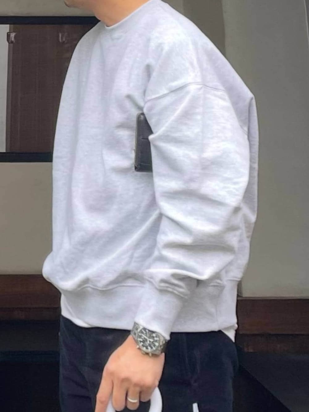 グレー系のスウェットを着用したレディースの冬コーディネートの2枚目の写真