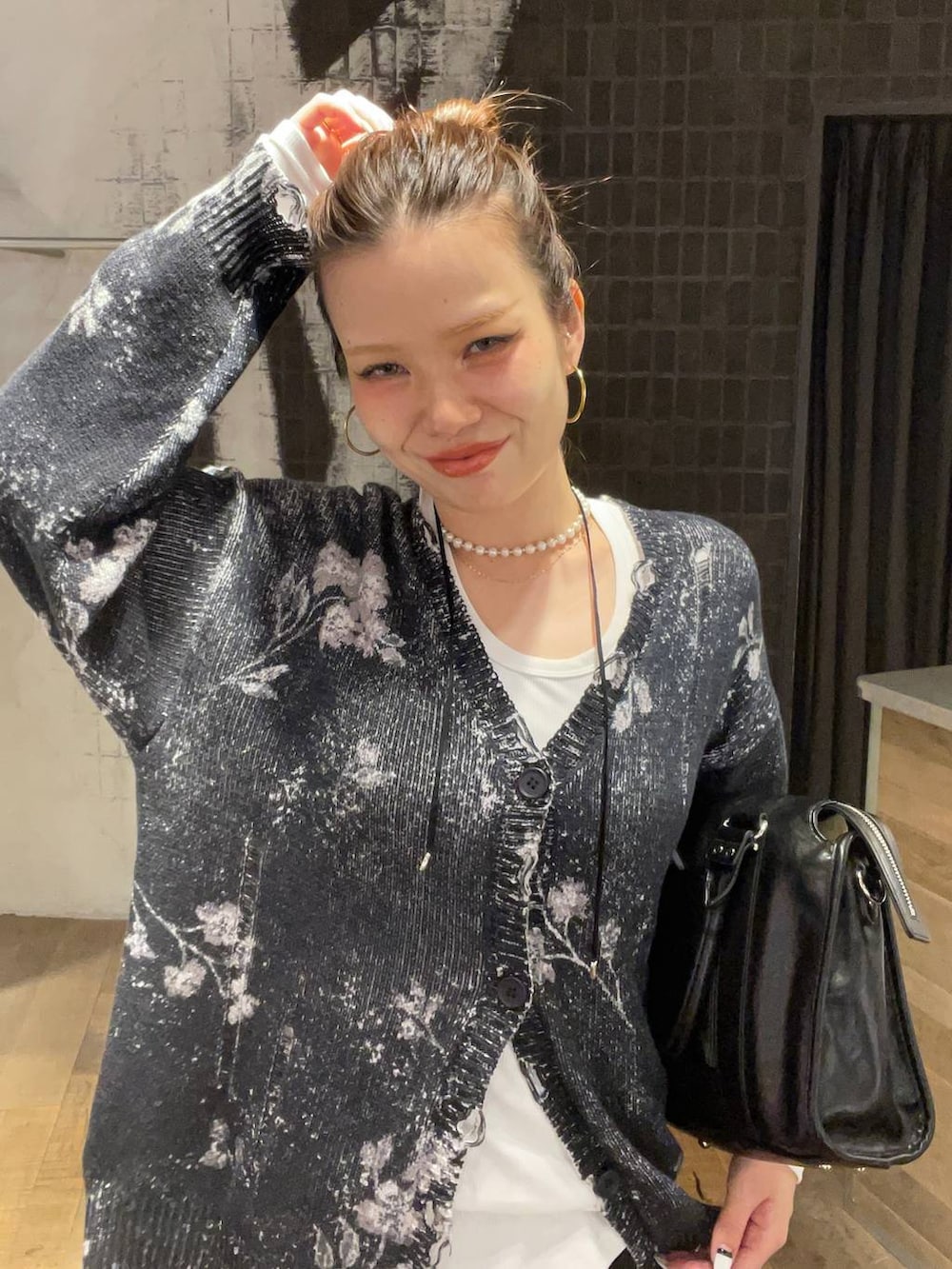 ホワイト系のTシャツ/カットソー、ブラック系のボストンバッグ、ブラック系のスラックスを着用したレディースの秋コーディネートの3枚目の写真